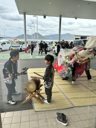 獅子舞が来店！